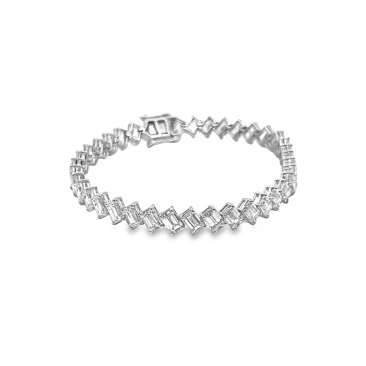 Emerald Elegance: Lab Grown Diamond Bracelet with Central Diamond in Emerald Cut – A Graceful Union of Style and Radiance