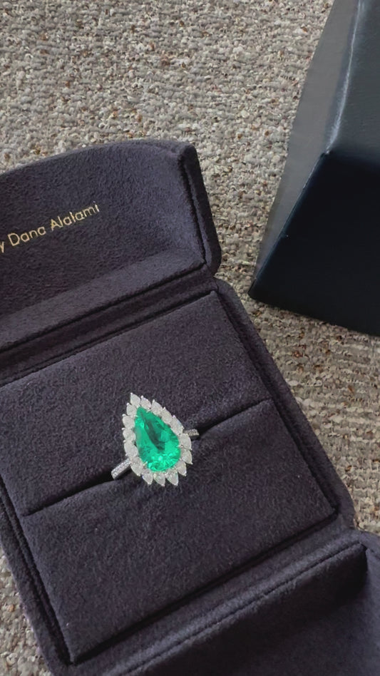 Classical Emeral Pear Cut Ring: Lab-Grown Diamonds with Majestic Style